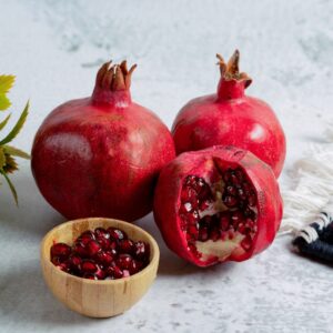 Tiga biji buah delima dengan satu hidangannya